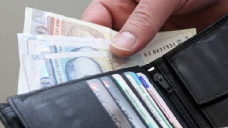 Завършилите 12 клас: Плащат 3 месеца здравни осигуровки  