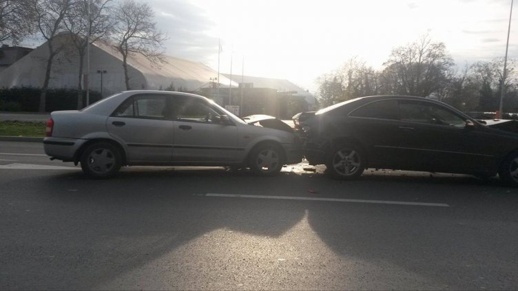 Верижна катастрофа стана на спирка Акациите (СНИМКИ)