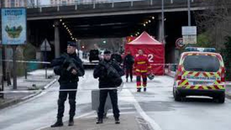 Френската полиция задържа мъж, планирал нападение на минувачи с нож