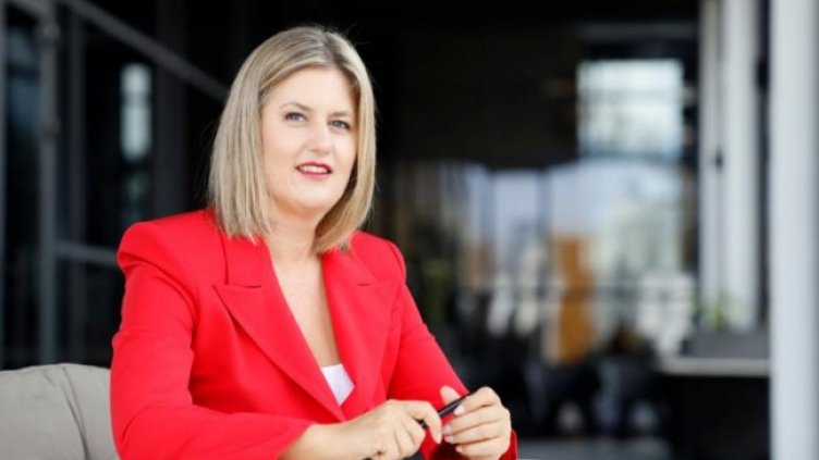 Пoискаха оставката на македонска министърка заради българското й гражданство