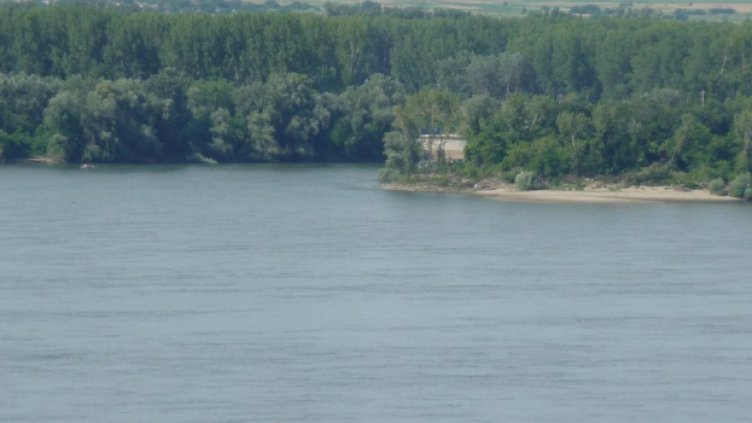 Два кораба заседнаха край Белене