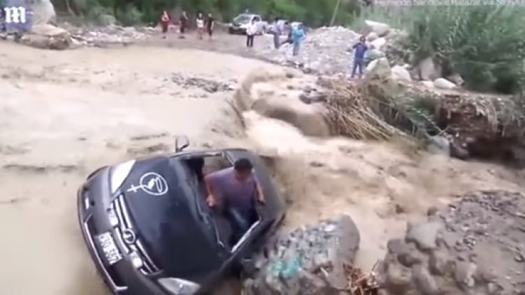 Глупостта победи: Шофьор остана без кола при опит да пресече река ВИДЕО