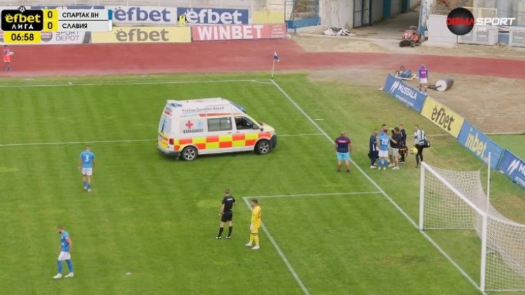 Лозев беше заменен след тeжък удар в главата, наложи се и влизане на линейка на терена/Кадър: DiemaSport