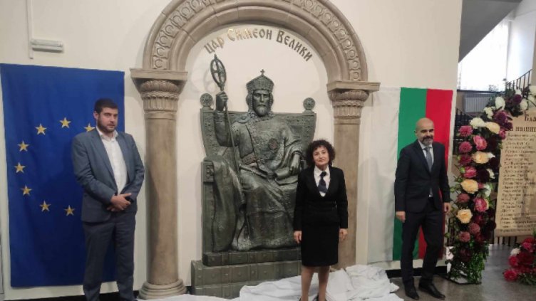 Откриха барелеф на Цар Симеон I в едноименното варненско училище