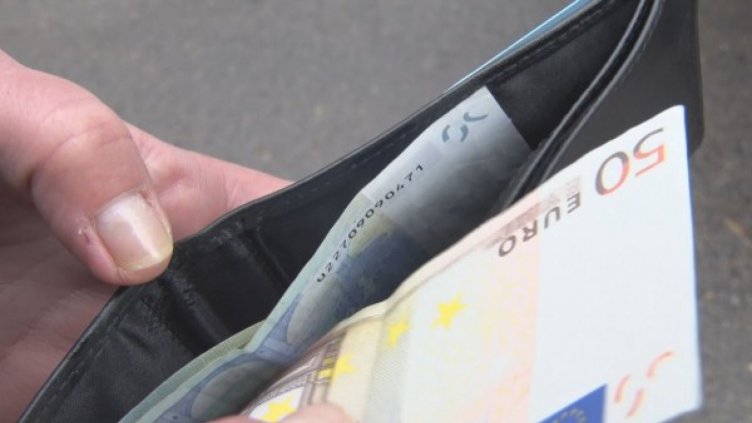 Варненска ученичка намери портмоне със солидна сума и го върна