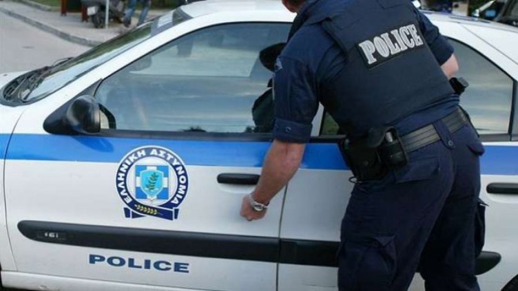 Гръцки полицаи издавали фалшиви паспорти на престъпници