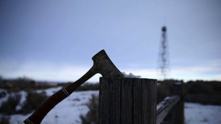 Деца нападнаха възрастен мъж с брадва