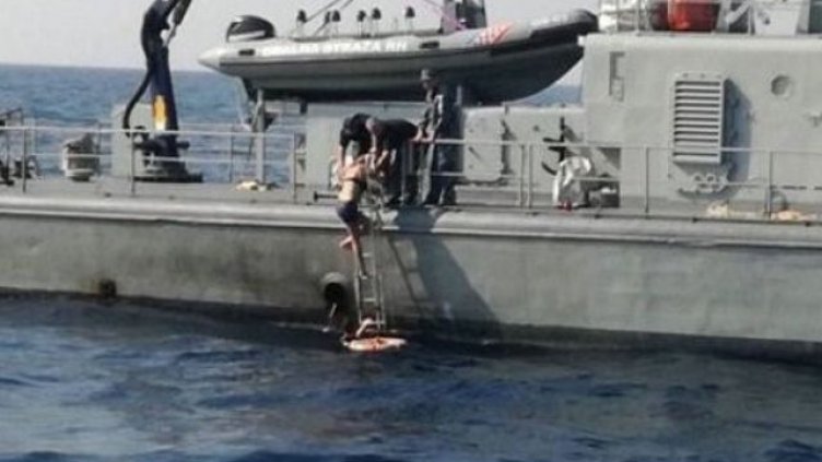 Жена оцеля 10 часа във водата