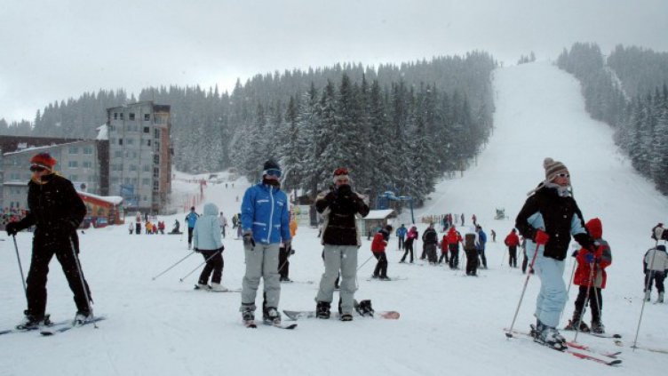 За 3 март: Ски с трибагреници и носии на Пампорово