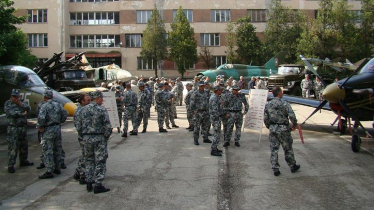 Началникът на Висшето военновъздушно училище встъпи в длъжност