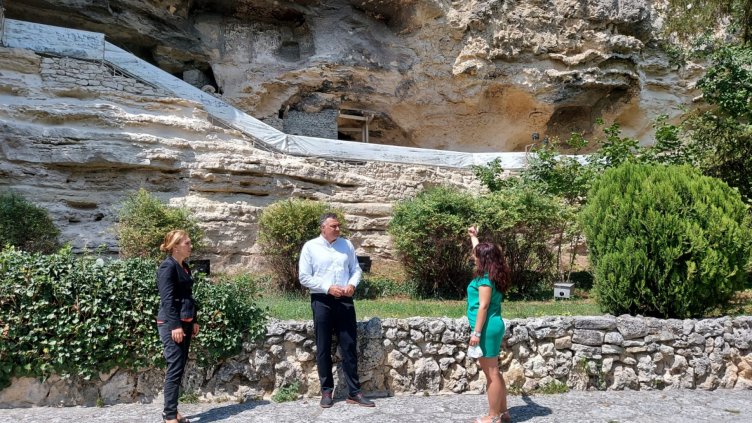 Вицепремиерът Николова остави послание в Аладжа манастир