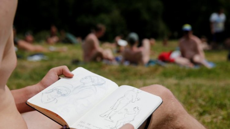 Батут и мини-голф за нудисти! Да, в Париж!  