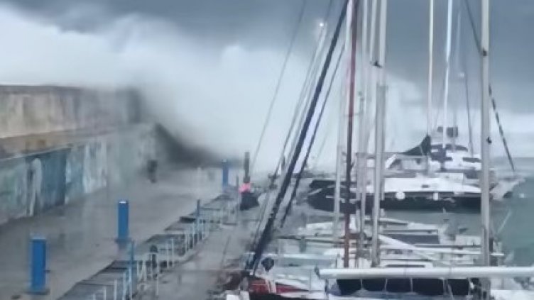 Какво се случва на Морска гара Варна? (ВИДЕО)