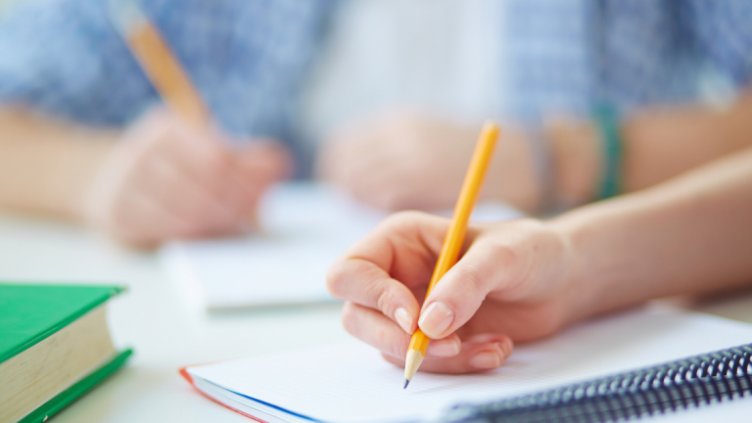 Стипендия за успех вече ще могат да получават и осмокласниците