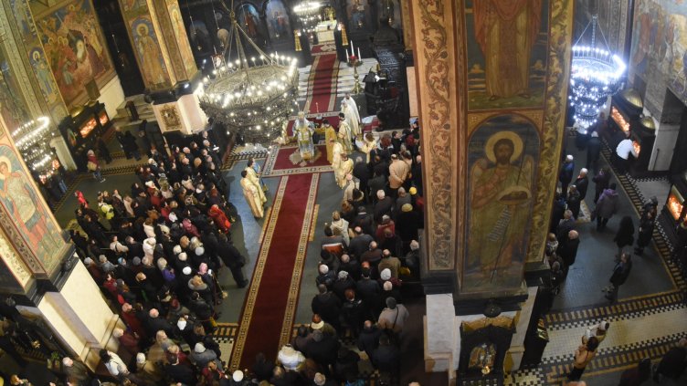 Варна почeтe Богоявление с литургия и празнично шествие (СНИМКИ)