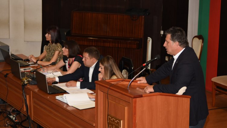 Димитър Карбов (вдясно) е убеден, че догодина стадион &quot;Варна&quot; ще е готов. Снимка Пламен Гутинов