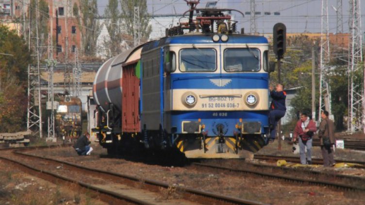 Влак смачка кола на жп прелез