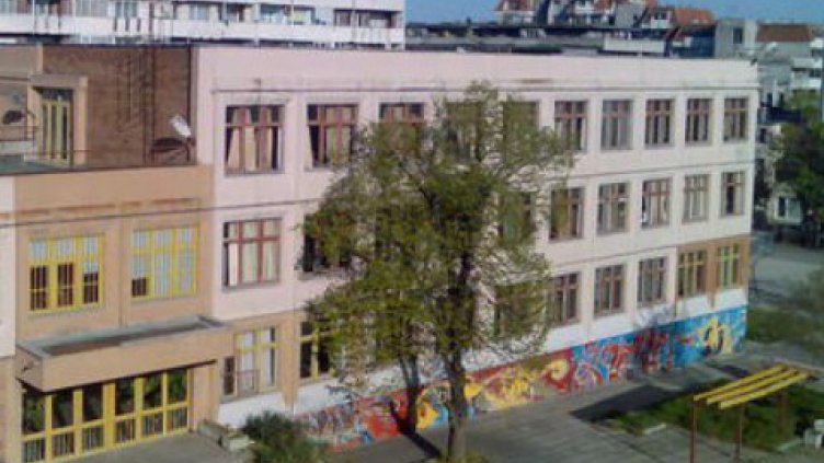 Хуманитарната гимназия се бори да остане национална