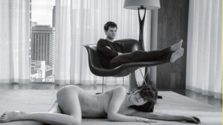 Дакота Джонсън изгуби девствеността си и извън екрана