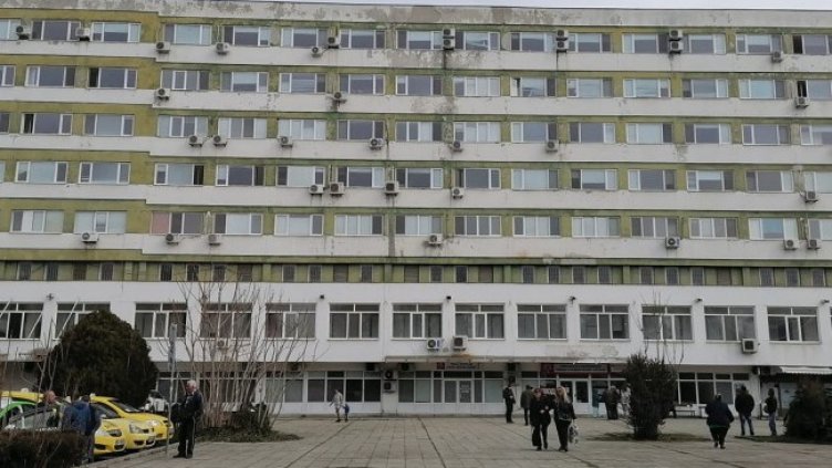 Mъж скочи от 8-мия етаж на болницата в Бургас