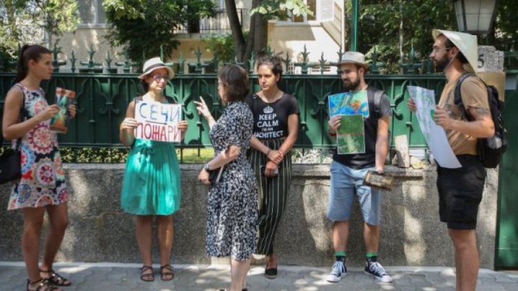 Софиянци на протест пред посолството на Бразилия заради Амазонка