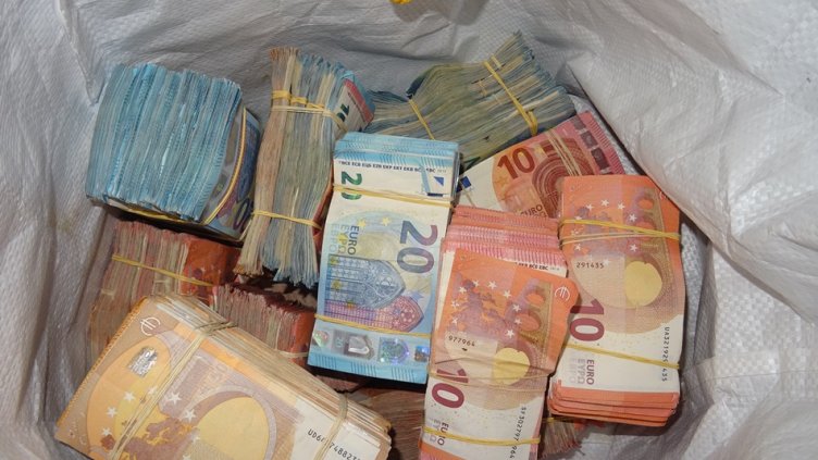 На Дунав мост 2 задържаха турци с половин милион евро