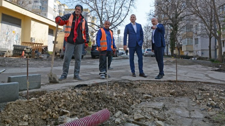 Кметът инспектира ремонтните дейности в „Кайсиева градина“