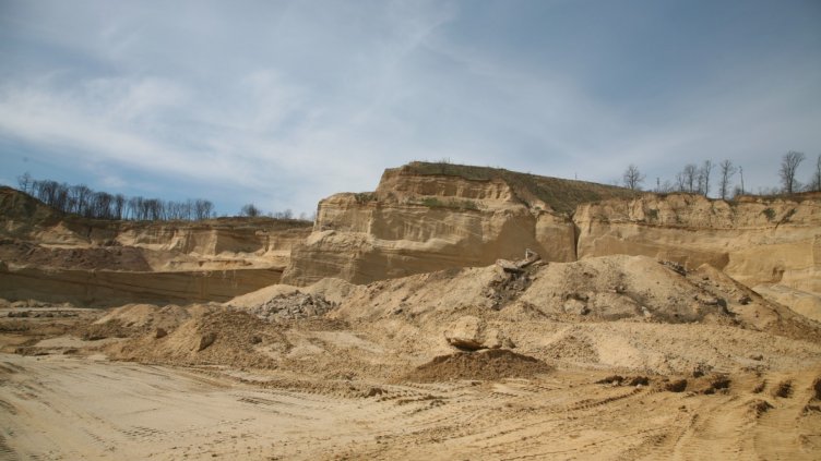 Белослав се вдигна на протест срещу пясъчна кариера