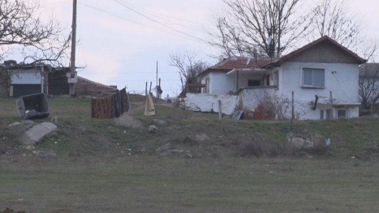 Майка гасила цигари в 6-годишния си син