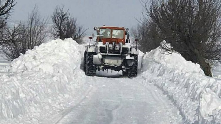 В община Ветрино се борят 2-метрови преспи