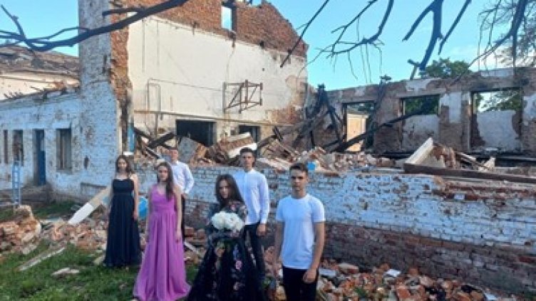 Бал на разрухата: Украински абитуриенти във взривена гимназия