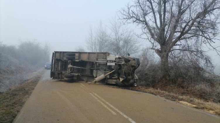 Трима пострадаха след ПТП с камион