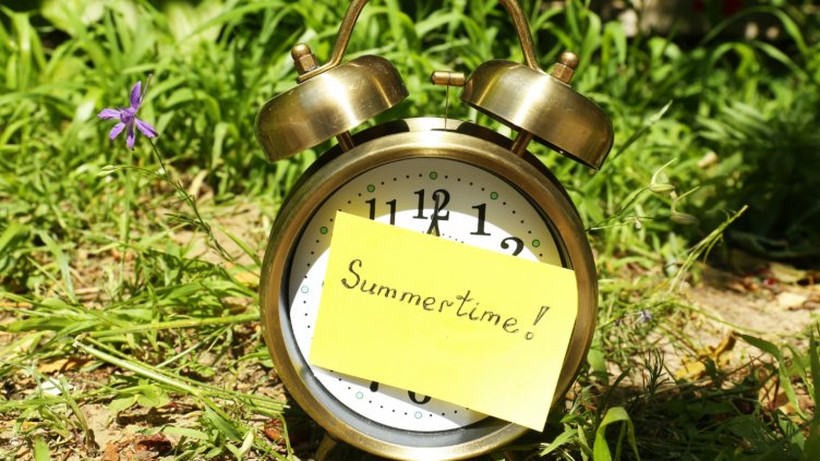 Местим стрелките на часовника с час напред