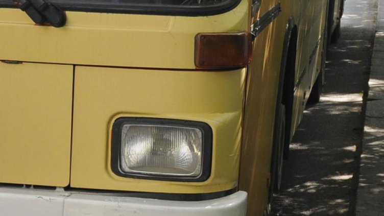 Пийнал шофьор за малко не подкара автобус с деца