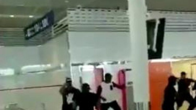 Известни рапъри се биха на летище в Париж (видео)