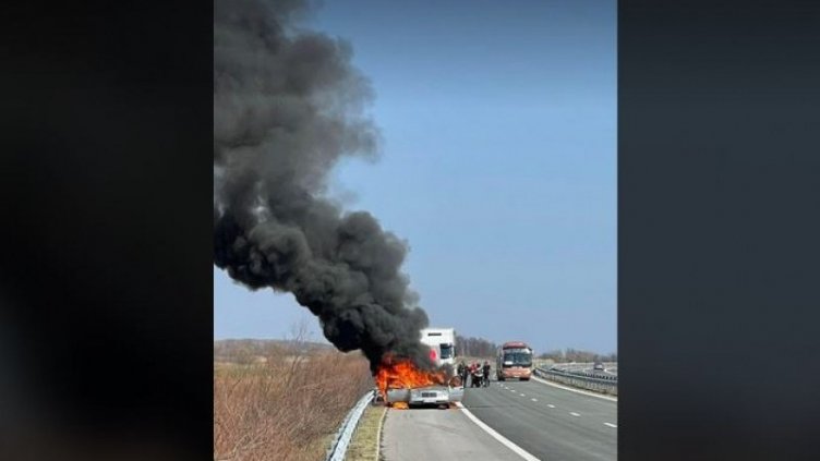Кола горя на АМ "Тракия", движението е затруднено