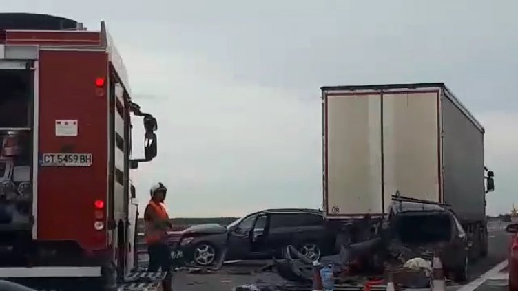 Кола влезе под ТИР на АМ "Тракия"