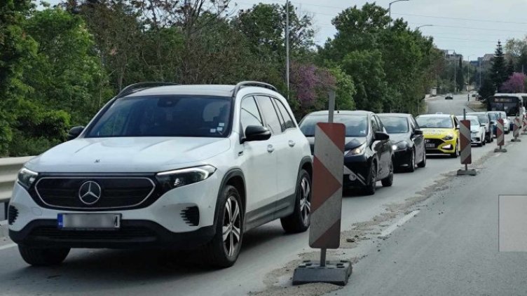 Тапи и в двете посоки на пътя Варна-Златни пясъци