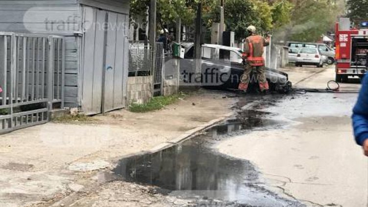 Кола се взриви секунди, след като шофьорът потеглил