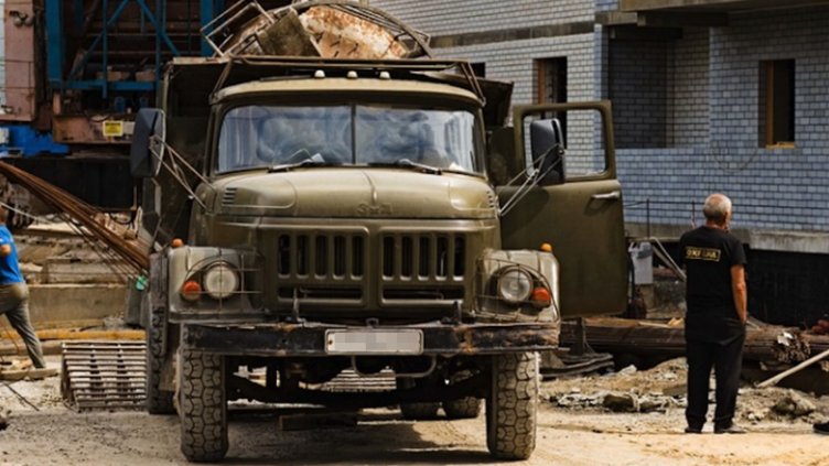 ЗИЛ затисна смъртоносно младеж