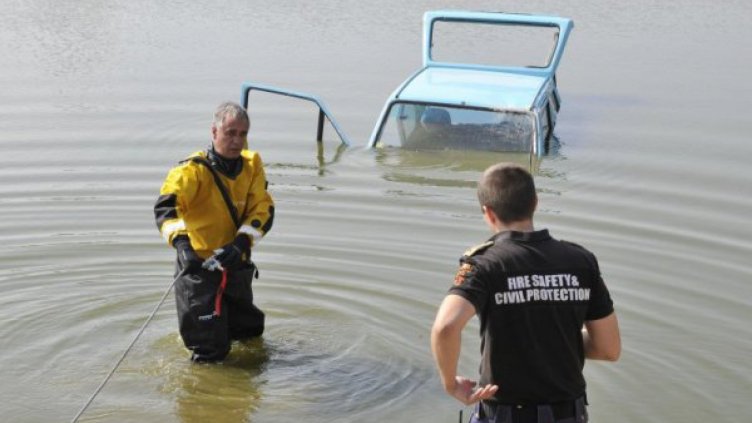 Автоджамбази задигнаха кола и я потопиха в язовир