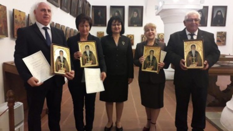 МОН отличи директора на Руското училище във Варна