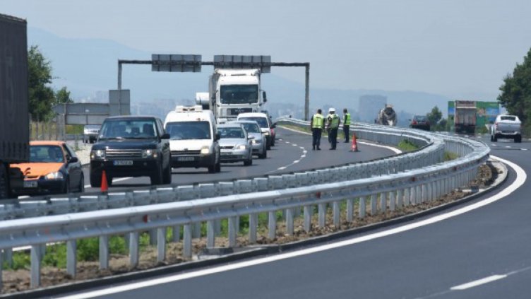 Нощен ужас... Десетки коли карат в насрещното по ”Тракия”