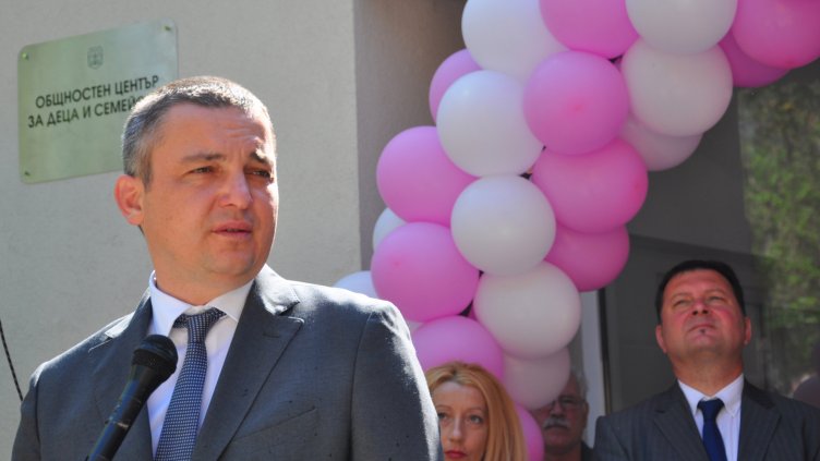 Новият център е още една придобивка в социалната програма на община Варна, която ние надграждаме успешно, каза кметът Иван Портних. Снимка ПЛАМЕН ГУТИНОВ