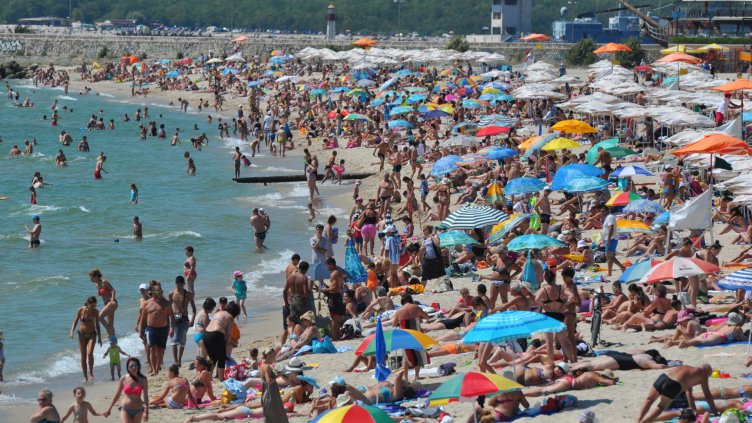 Много хора търсят спасение от жегите в морската вода. Снимка Пламен Гутинов