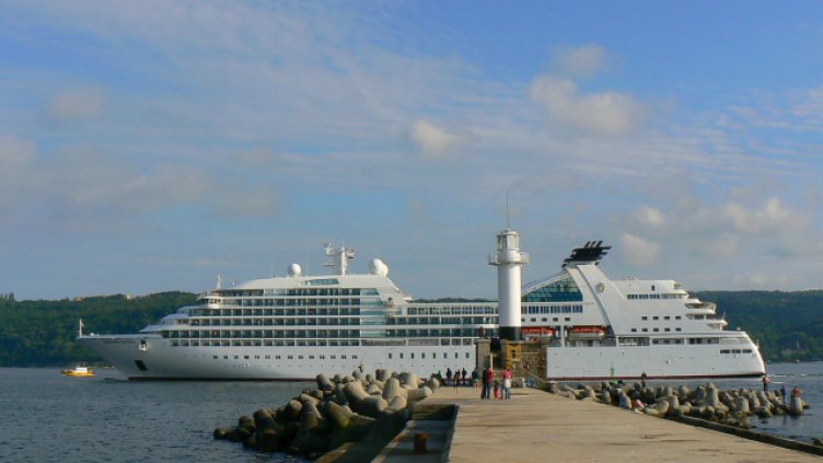 Луксозен лайнер акостира във Варна за втори път този сезон