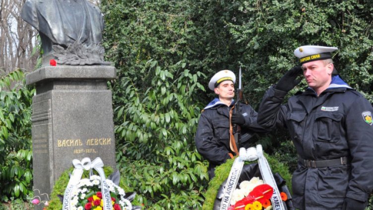 Освежават паметниците по Алеята на Възраждането