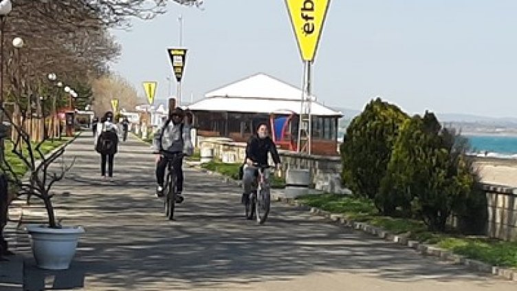 Влакче за разходка блъсна дядо и внуче