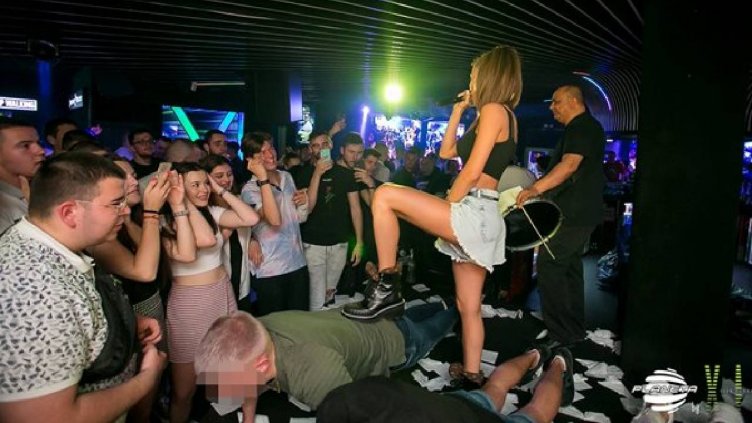 Нова мода в чалготеката: Фолк певица мята долни гащи 