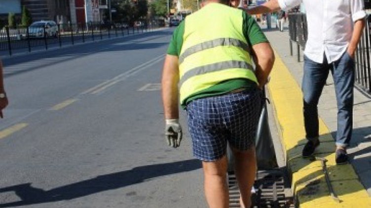 Чистят шахтите във Варна